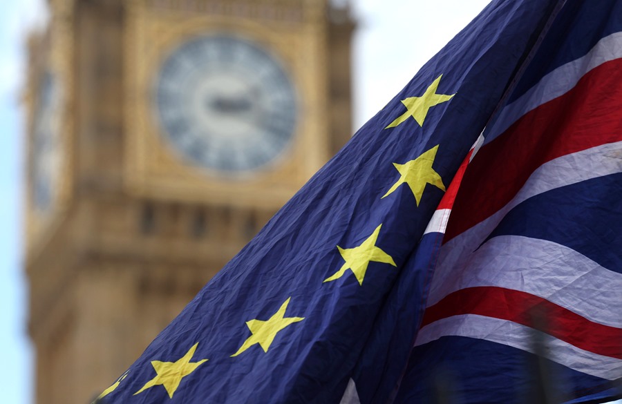 Una bandera Union Jack y la UE ondean frente a la Torre Elizabeth en las afueras del parlamento en Londres. Efeagro/EPA/Andy Lluvia