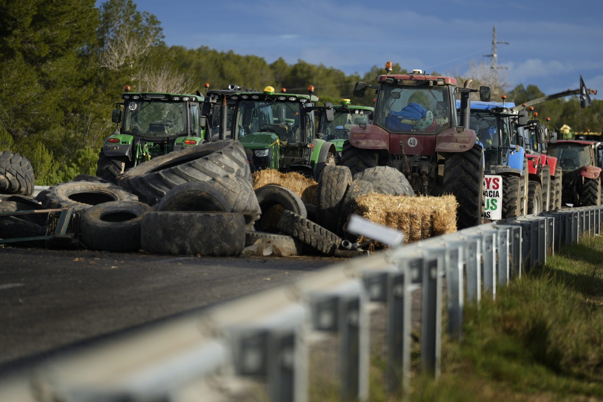 Bloqueo de la principal vía de conexión por carretera entre España y Francia, la autopista AP-7, en una protesta de agricultores. Efeagsro/David Borrat