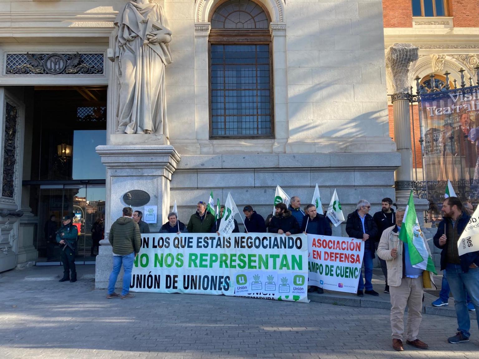 Unión de Uniones se concentra frente al MAPA