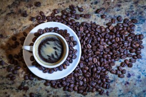 Una taza y granos de café arábica en Río de Janeiro (Brasil). Efeagro/André Coelho