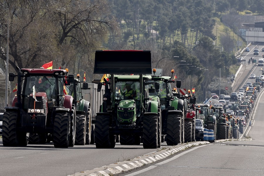 Unos tractores circulan hacia Madrid en una protesta en febrero de 2024. Efeagro/Sergio Pérez