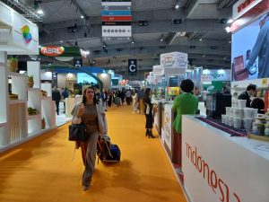 Una visitante se pasea por la oferta de productos internacionales en Alimentaria & Hostelco 2024. Efeagro/Belén Delgado