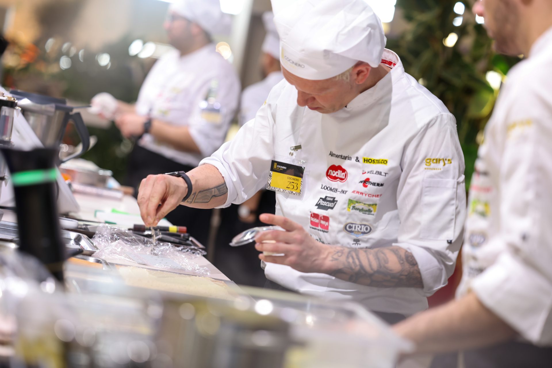 El cocinero Toño Rodríguez durante el concurso. Efeagro/Alimentaria & Hostelco