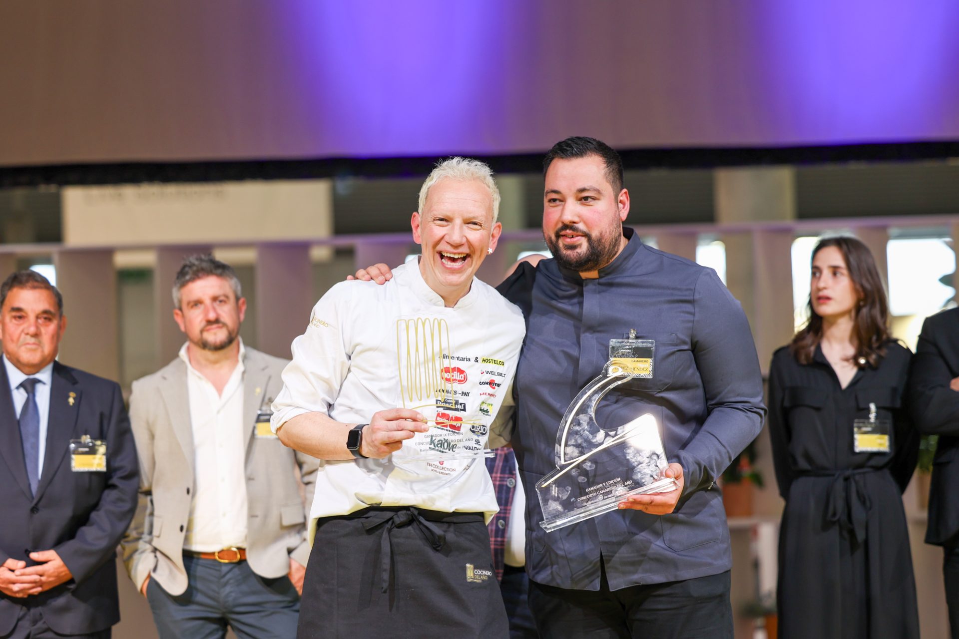 El chef Toño Rodríguez (izquierda) y el sumiller Miguel López (derecha) tras ganar los premios. Efeagro/Alimentaria & Hostelco