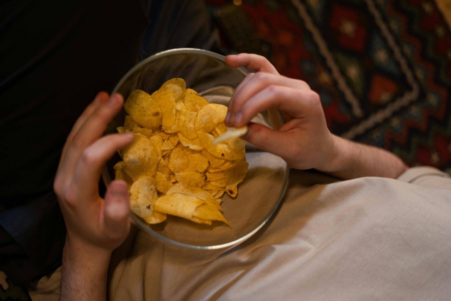 Imagen de una persona comiendo patatas de bolsa. Efeagro/Pexels