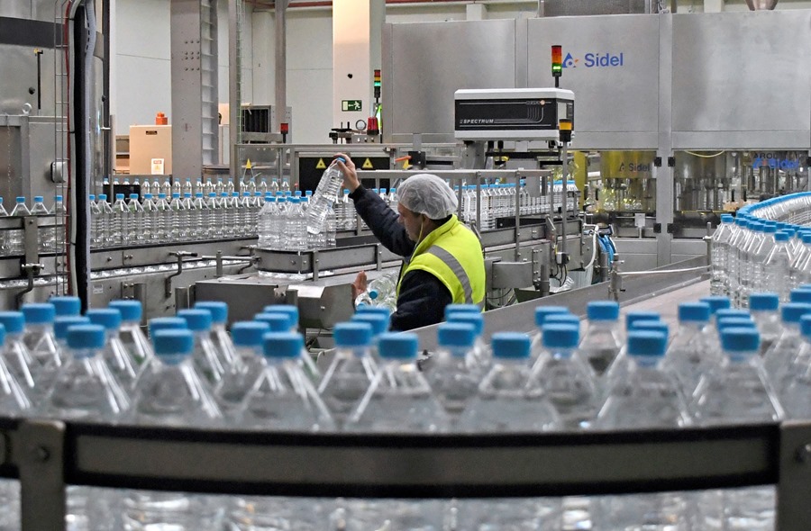 Un trabajador de una planta embotelladora de agua mineral. Efeagro/Pablo Martin