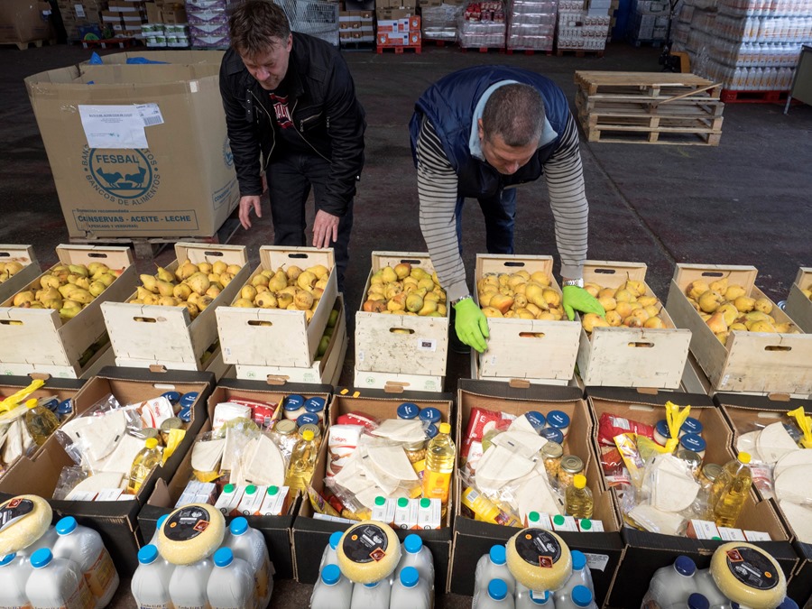 Voluntarios preparan lotes de alimentos para las familias en Lugo. Efeagro/Eliseo Trigo