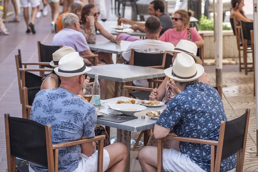 Turistas comen en una terraza de Mahón (Menorca). Efeagro/David Arquimbau Sintes