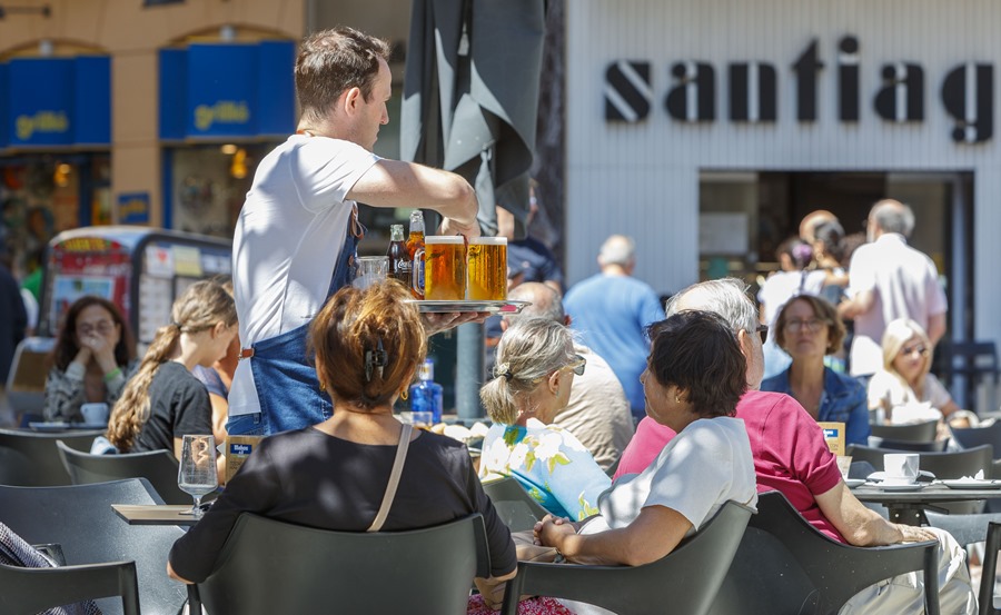 Una terraza en la plaza de El Pilar de Zaragoza. Efeagro/Javier Belver
