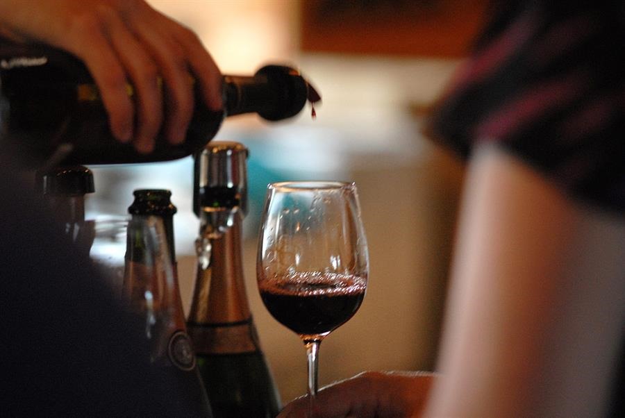 Una persona sirve una copa de vino. Efeagro/Archivo