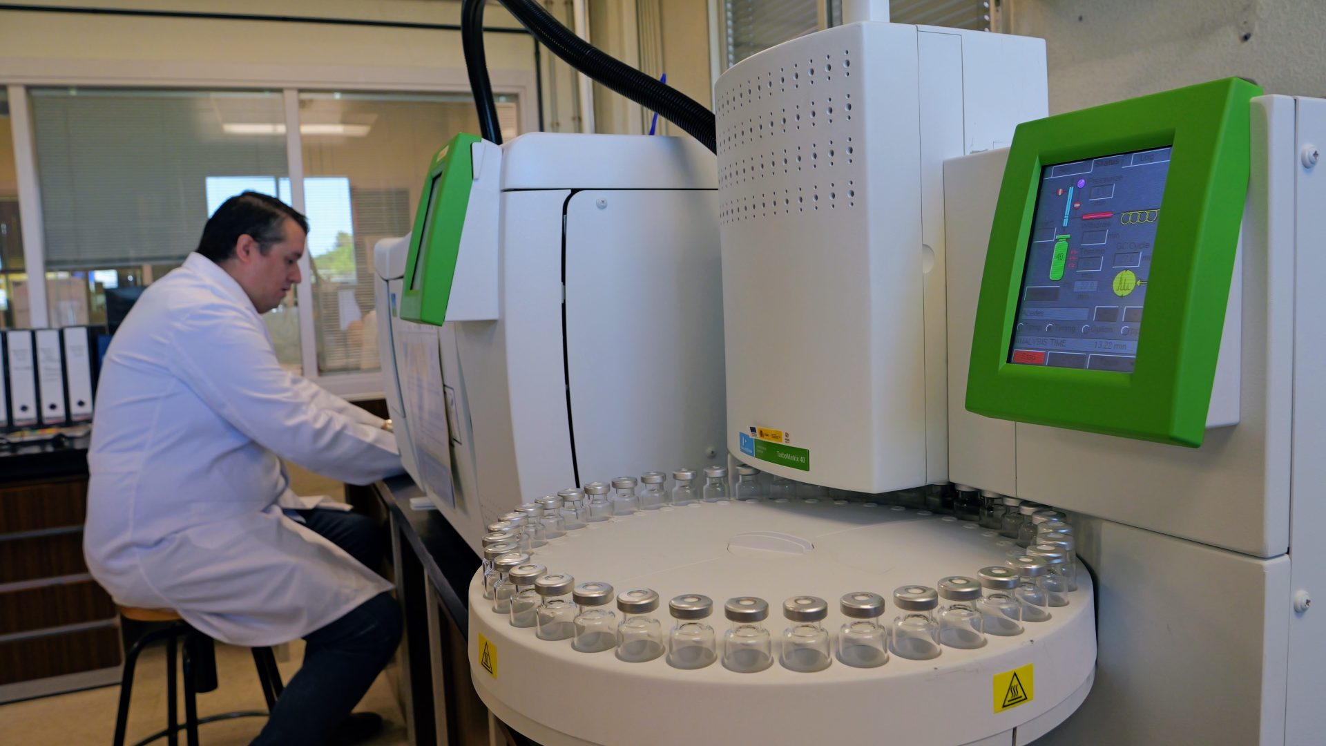 Equipo para analizar la calidad de los aceites de oliva. Efeagro/Interprofesional del aceite de oliva español