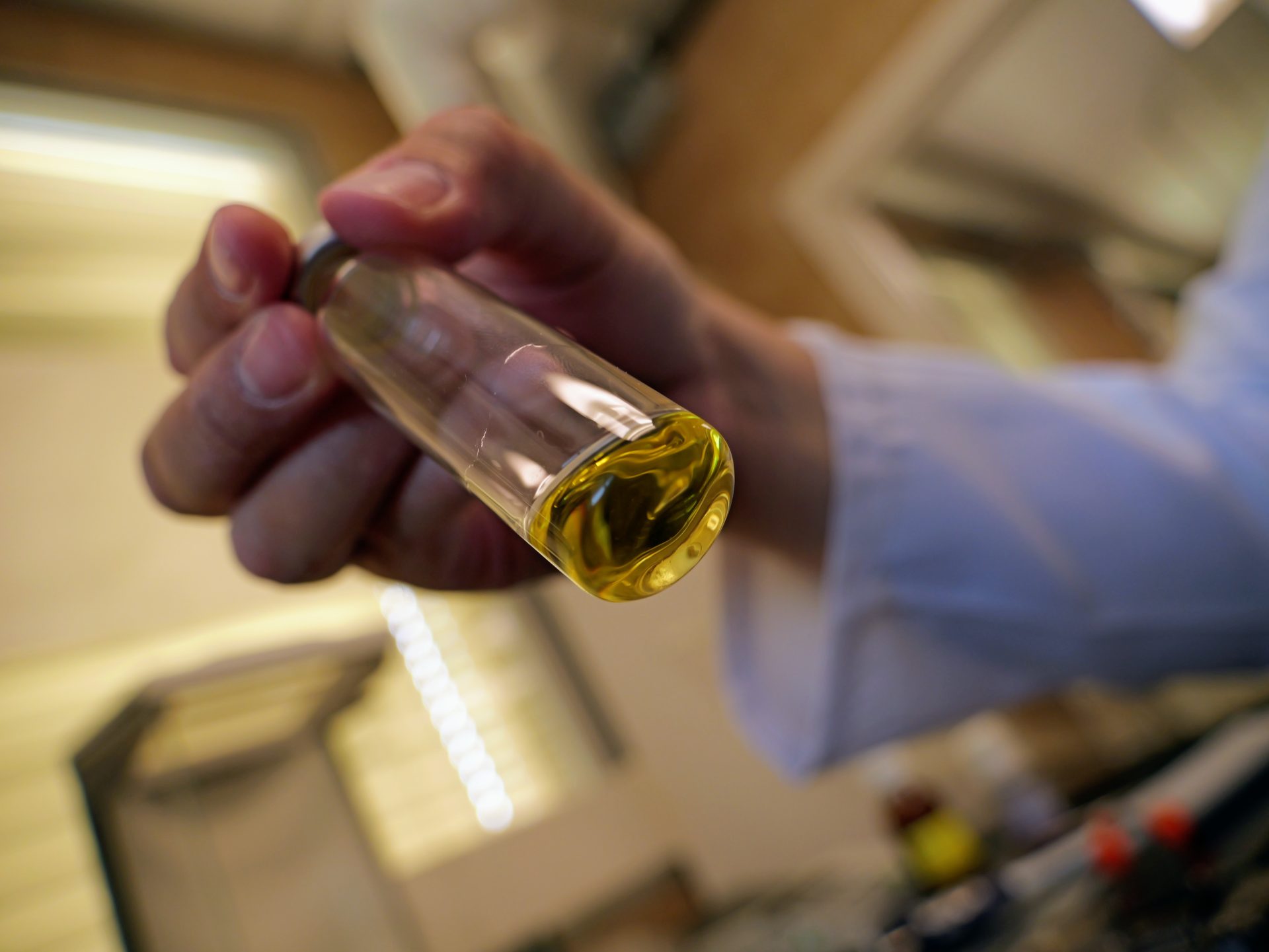 Una muestra de aceite de oliva es analizada con una de las tecnologías seleccionadas por la interprofesional. Efeagro/Interprofesional del aceite de oliva español