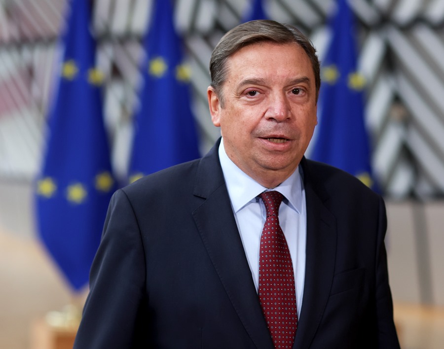 El ministro de Agricultura, Pesca y Alimentación, Luis Planas, a su llegada a un consejo de ministros de Agricultura y Pesca de la Unión Europea. Efeagro/EPA/Olivier Hoslet