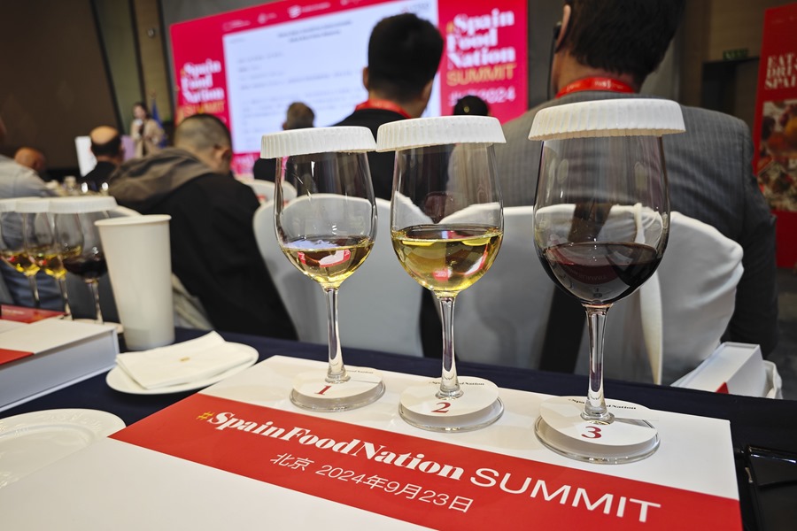 Tres muestras de vino para una degustación en el '#SpainFoodNation Summit' celebrado en Pekín, China. Efeagro/ Guillermo Benavides