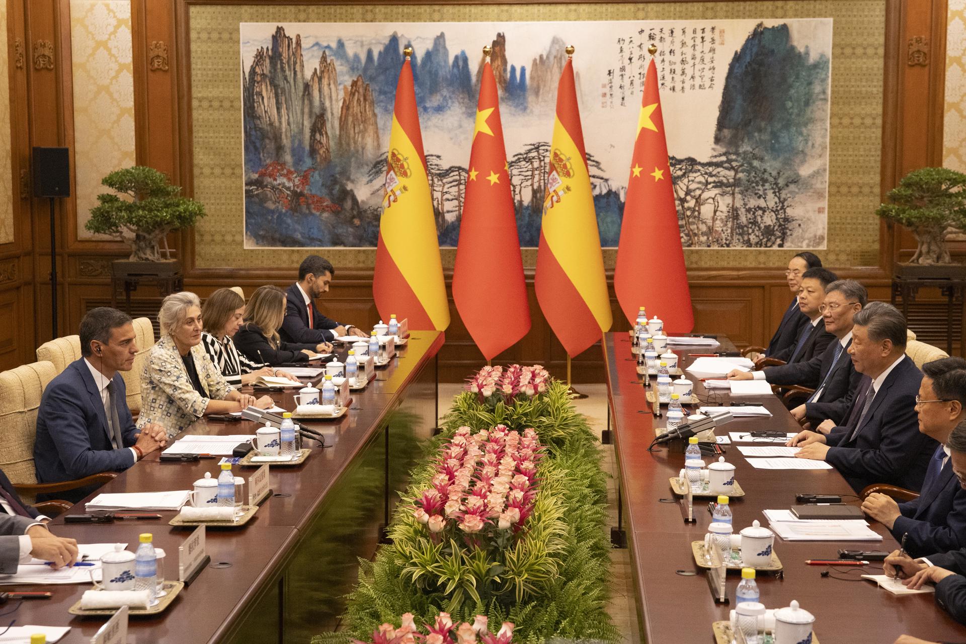 Reunión en Pekín entre el presidente del Gobierno español, Pedro Sanchez (i), y el presidente chino, Xi Jinping. Efeagro/EPA/Andrés Martínez Casares/Pool