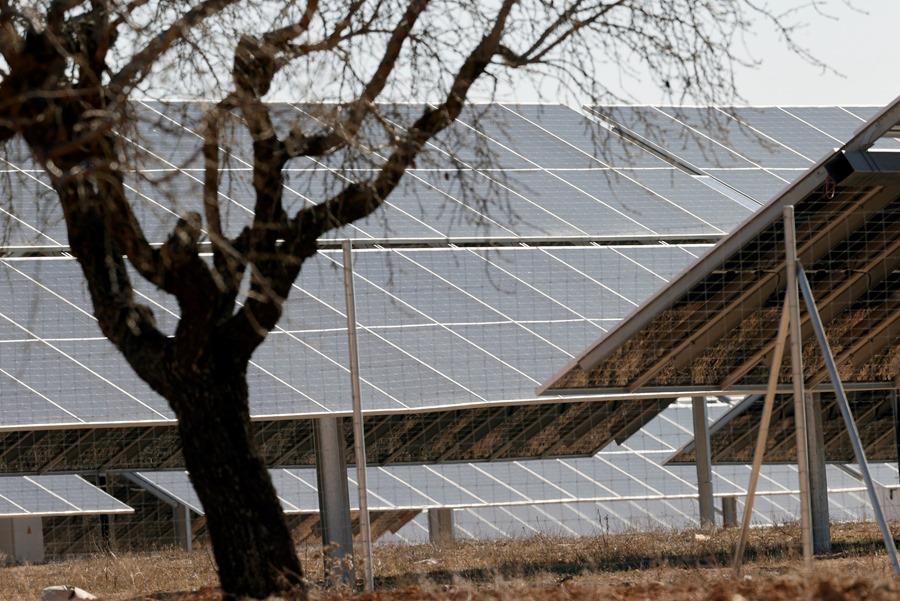 Placas solares en un campo de Requena (Valencia). Efeagro/Kai Försterling