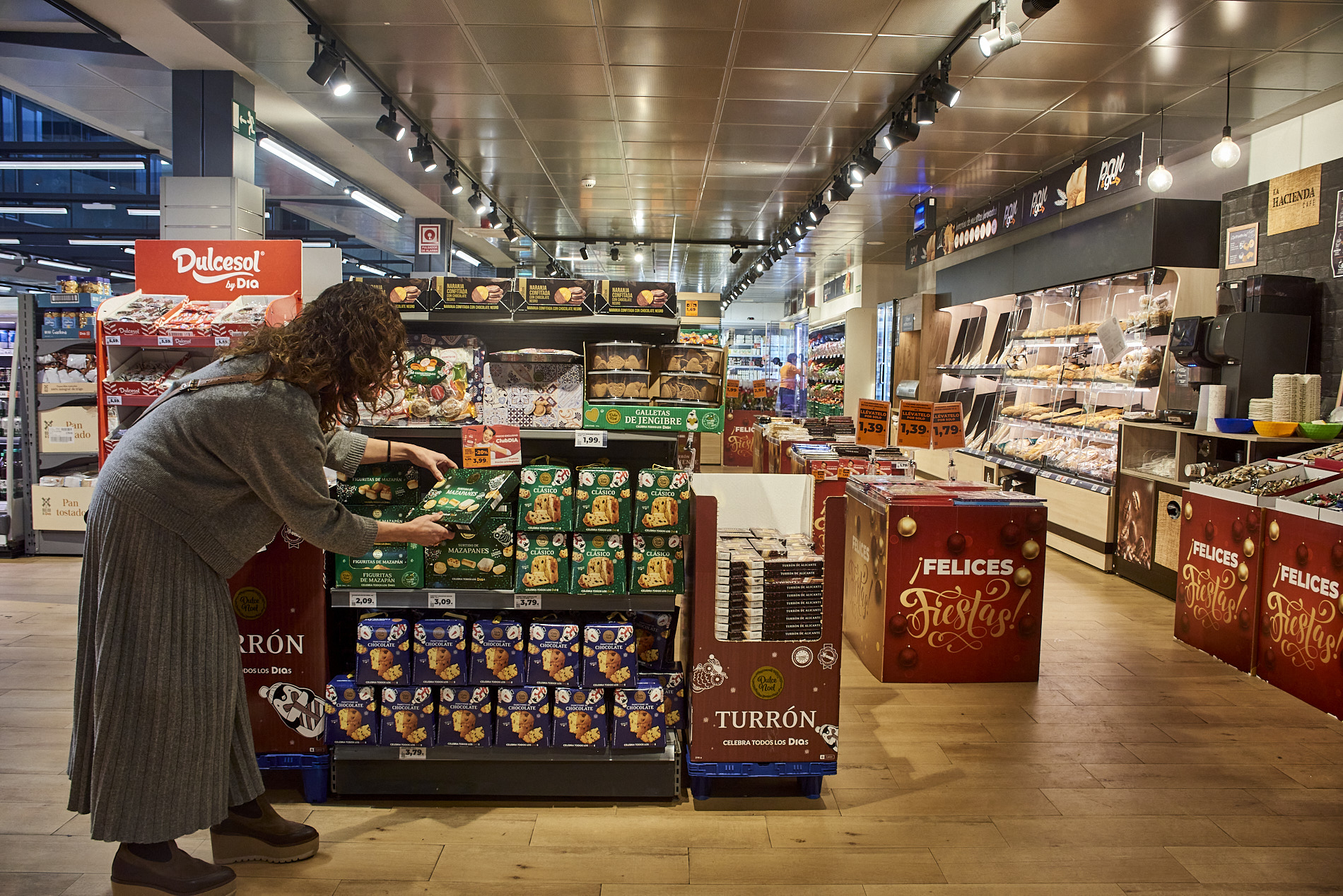 Una consumidora en un lineal de Grupo DIA. Foto cedida por la compañía.
