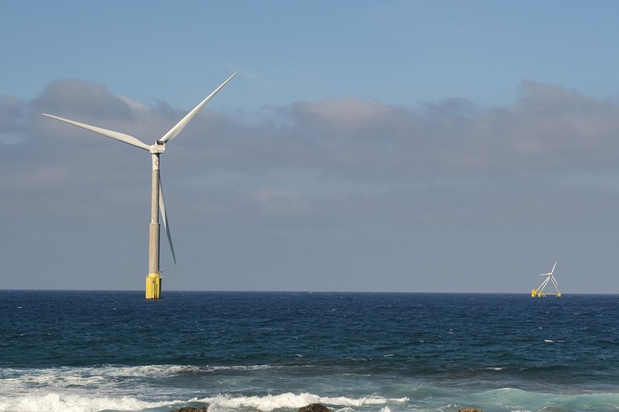 Un prototipo de aerogenerador flotante en el campo marino de ensayos de la Plataforma Oceánica de Canarias (Plocan), frente a la costa de Gran Canaria. Efeagro/Ángel Medina G.