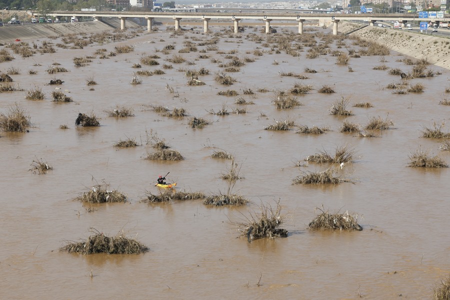 Cauce del río Turia en Valencia tras el paso de la dana. EFE/ J.J. Guillén