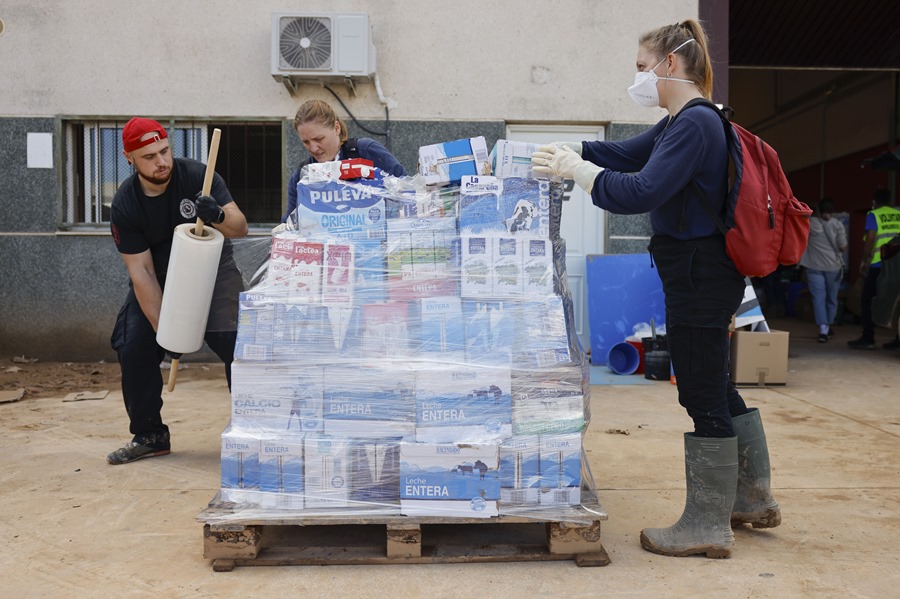 Voluntarios organizan bienes de primera necesidad en Masanasa (Valencia). Efeagro/Ana Escobar