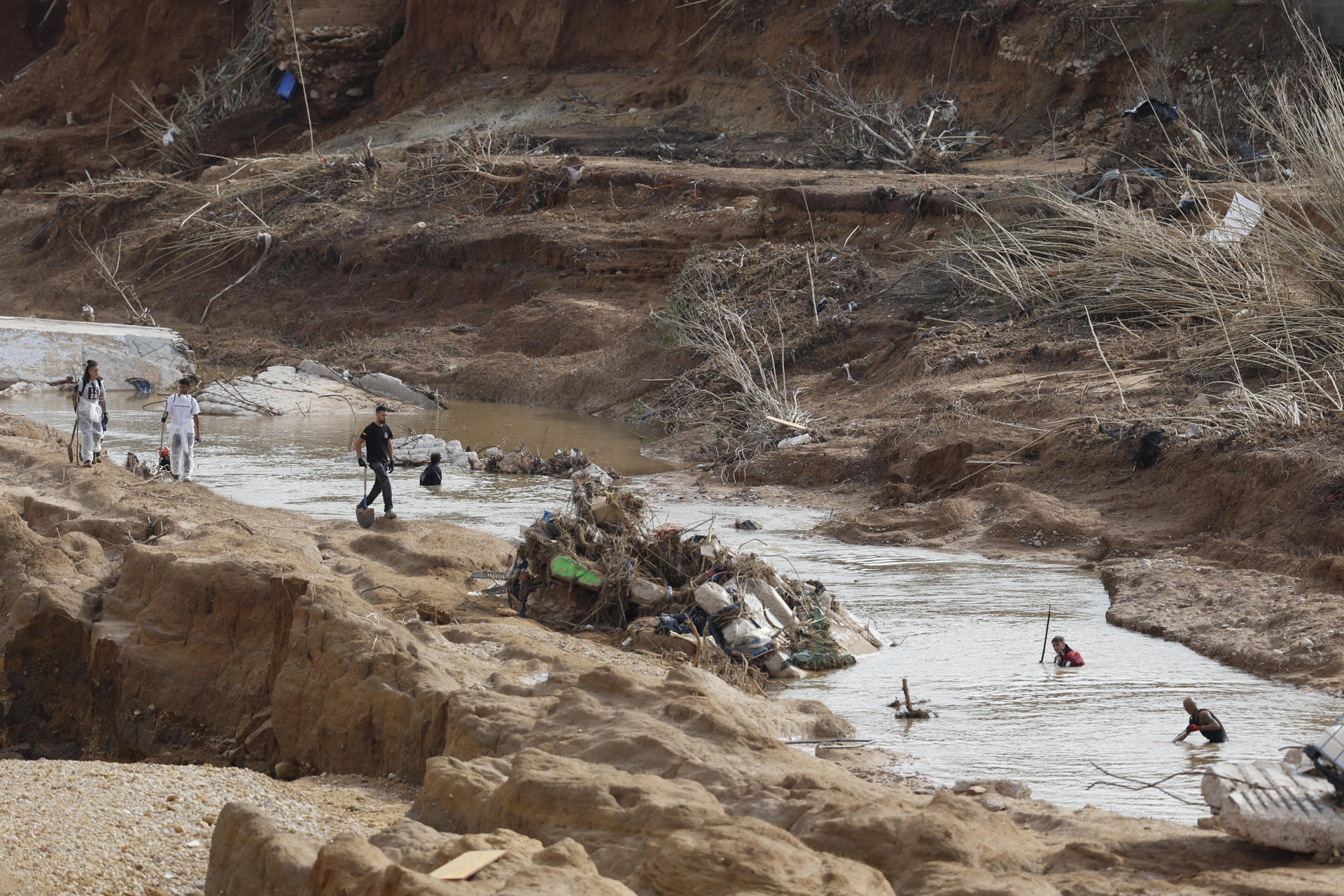 Voluntarios trabajan en el pantano de Torrent (Valencia) diez días después de la dana. EFE/Jorge Zapata