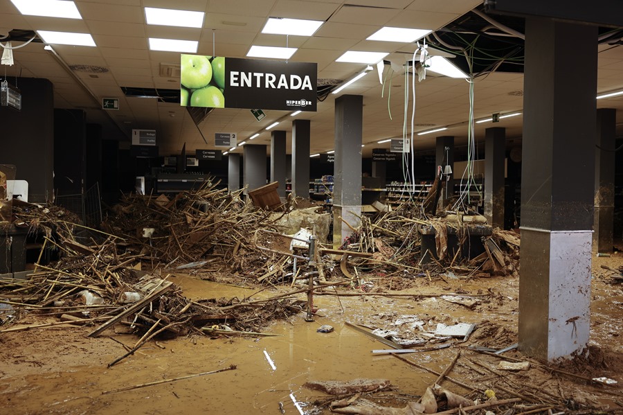 Estado de un supermercado de Paiporta (Valencia) una semana después del paso de la dana. Efeagro/Biel Aliño