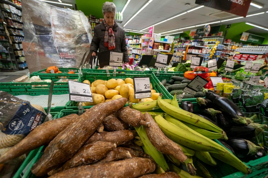 Alimentos en un supermercado de Teruel. EFE/Antonio García