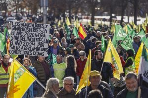 Varios miles de agricultores (unos 5.000 según la organización) se han concentrado en diciembre ante la sede del Ministerio de Agricultura, Pesca y Alimentación (MAPA) en Madrid. EFE/ Sergio Peréz