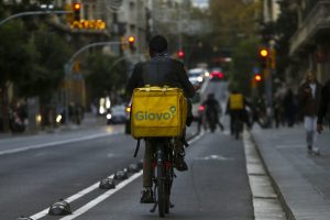Un repartidor en una calle de Barcelona en que la plataforma de entregas a domicilio Glovo. EFE/ Quique García