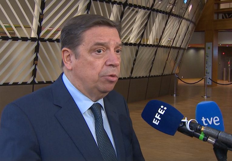 Luis Planas a su entrada al Agrifish de enero