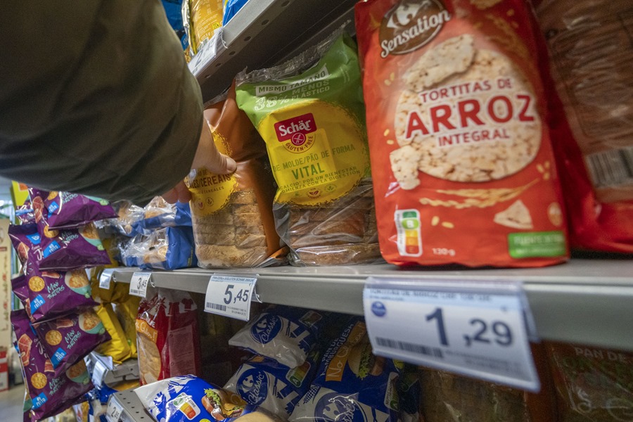 Alimentos envasados en un supermercado de Teruel. EFE/Antonio Garcia