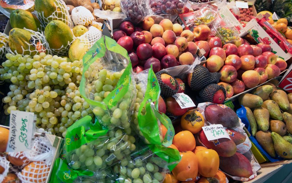 Frutas y verduras a la venta en el puesto de un mercado en Vigo. EFE/Salvador Sas