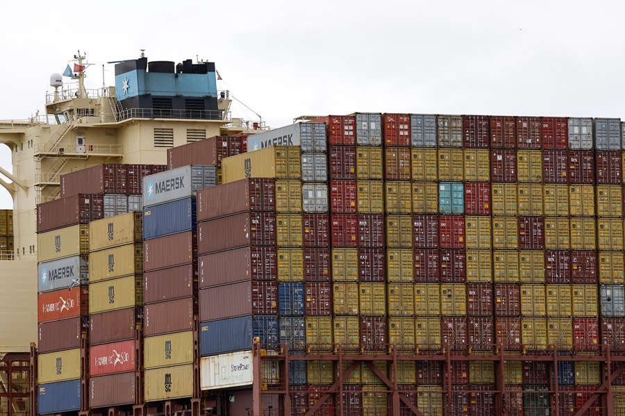 Contenedores en un puerto estadounidense. EFE Archivo/ John G. Mabanglo