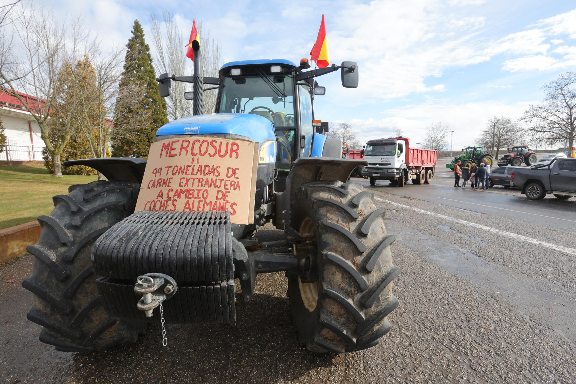 Movilización de productores independientes junto al mercado de ganado de Salamanca. EFE/JM García