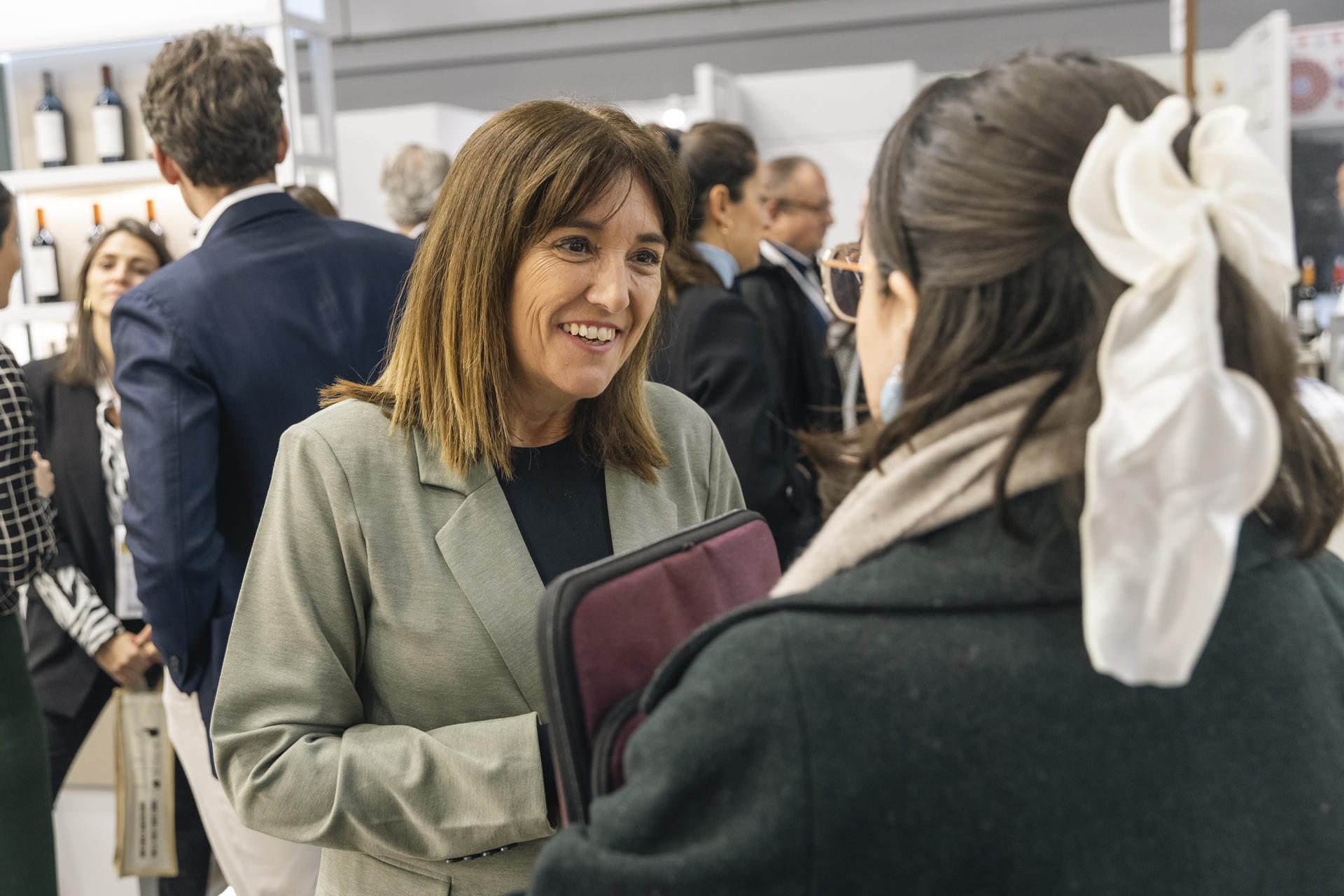 La consejera de Alimentación, Desarrollo Rural, Agricultura y Pesca del Gobierno Vasco, Amaia Barredo, asiste en París a la mayor feria mundial de vinos y bebidas, 'Wine Paris 2025'. EFE/Valentina Camu