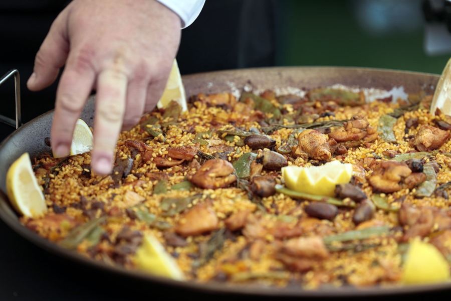 Detalle de una paella, plato típico de la dieta mediterránea. EFE/Biel Aliño