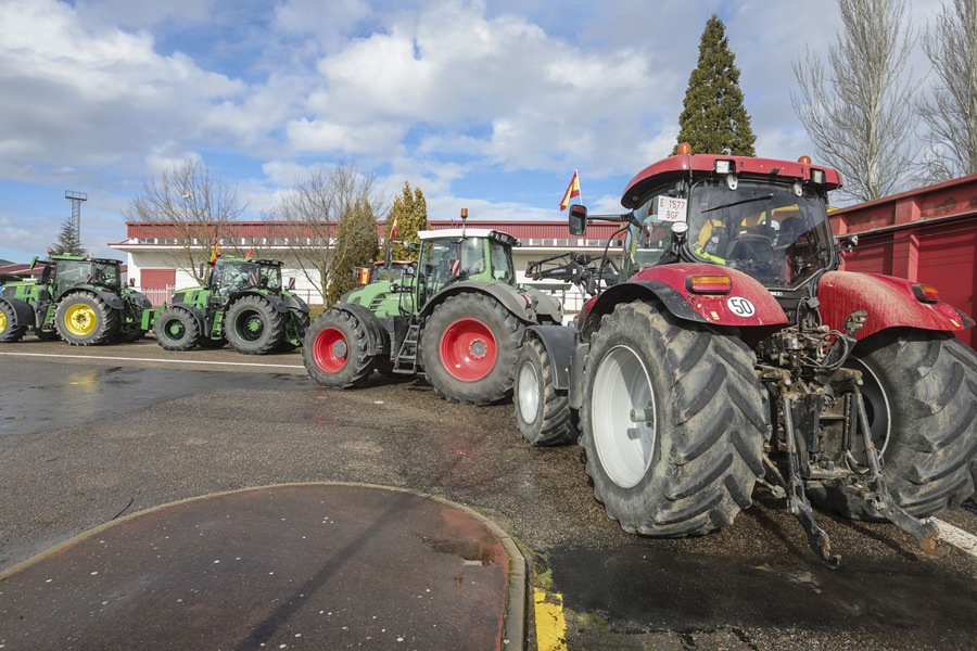 Un grupo de agricultores y ganaderos independientes se concentran en Salamanca. EFE/JM García