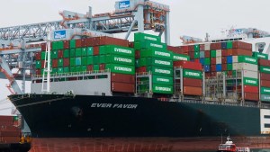 Buque portacontenedores Ever Favor en la terminal Conley de Boston (Estados Unidos). EFE/CJ Gunther ARCHIVO