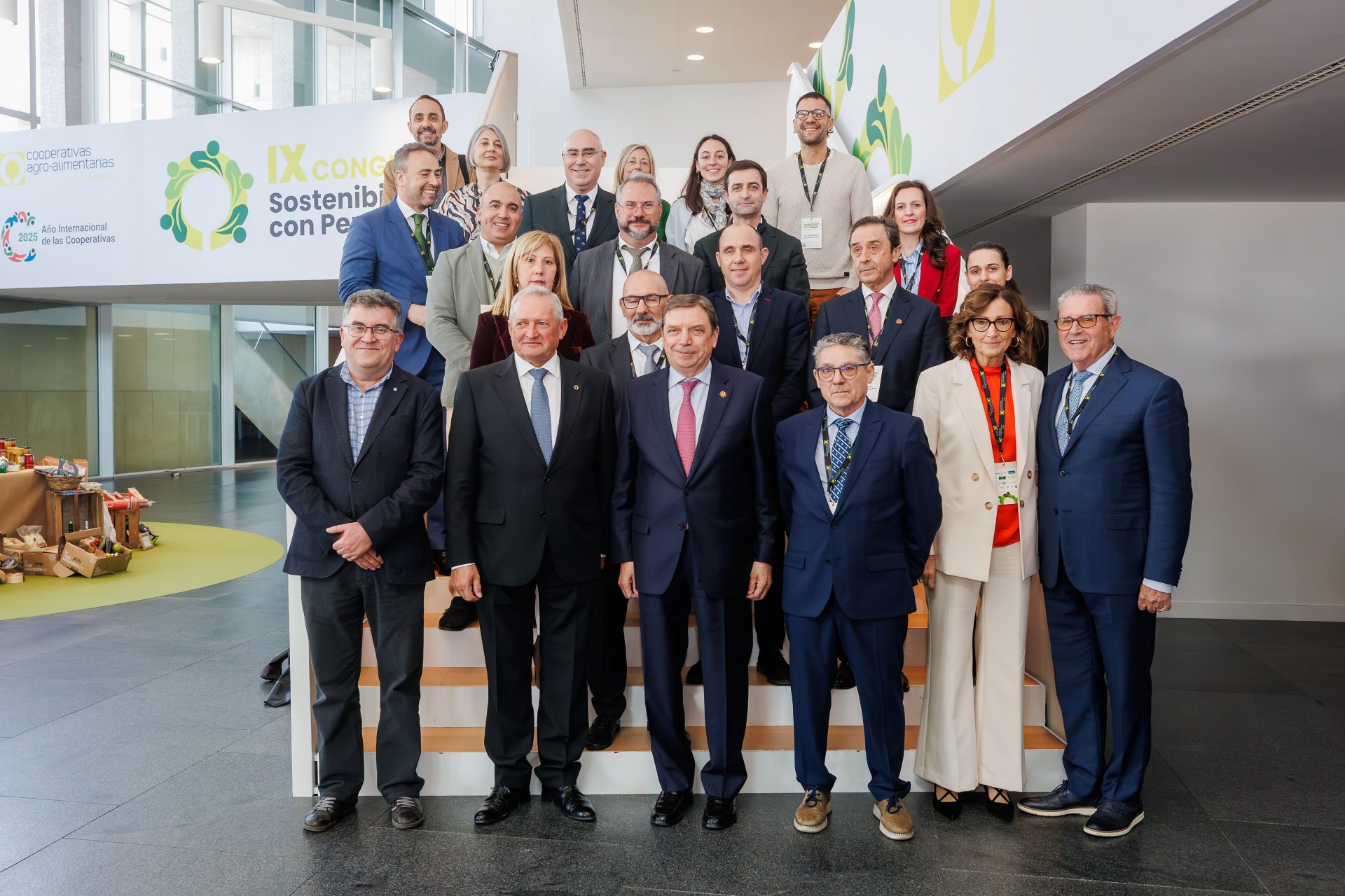 Representantes de cooperativas firmantes del acuerdo para reducir su huella de carbono junto con el ministro de Agricultura, Pesca y Alimentación, Luis Planas, (abajo en el centro), en el Congreso de Cooperativas Agroalimentarias de España celebrado en Palma de Mallorca. EFE/Cooperativas Agroalimentarias de España