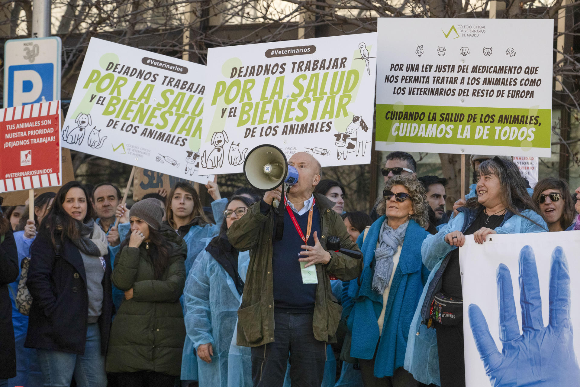Alrededor de doscientos veterinarios y particulares se han concentrado ante la sede de la Delegación de Gobierno de la Comunidad de Madrid para exigir la derogación del Real Decreto que "restringe" la prescripción de medicamentos a los animales por parte de los veterinarios. EFE/ Alberto Aguado