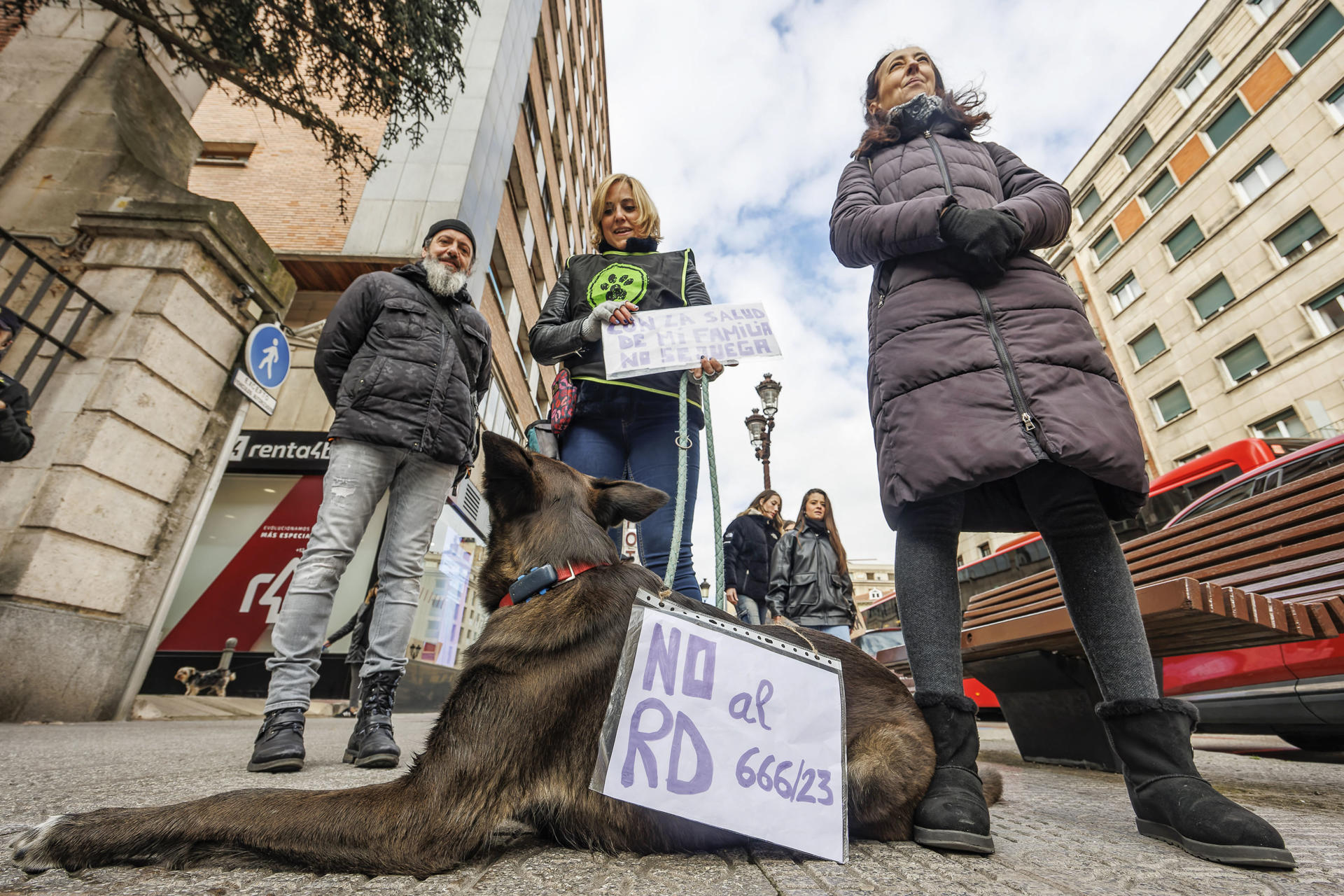 Veterinarios y propietarios de mascotas se han concentrado en Burgos contra el nuevo decreto que regula la dispensación y uso de medicamentos en la clínica veterinaria. EFE/Santi Otero