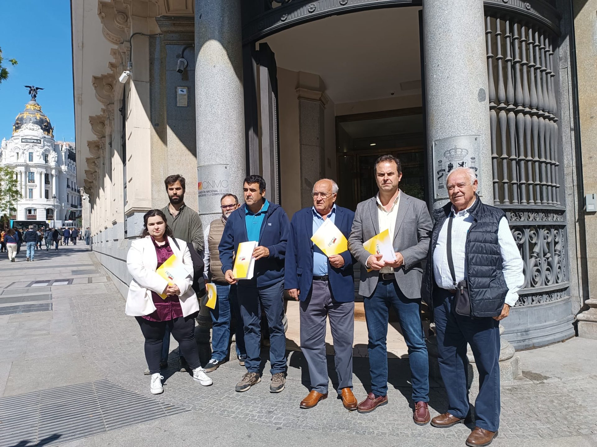 Miembros del COAG presentando una denuncia ante la CNMC por la baja cotización del aceite de oliva en origen