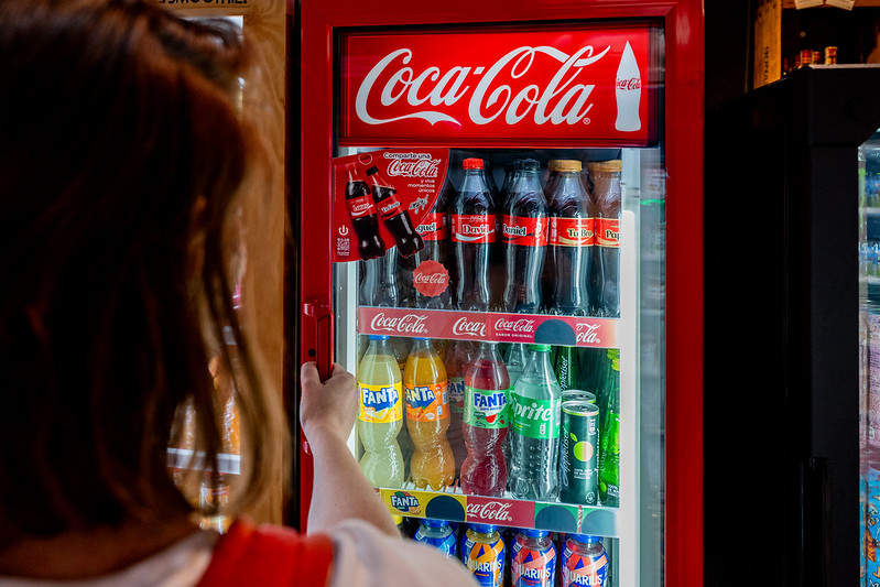 Cliente comprando refrescos en una tienda de conveniencia. Efeagro / Imagen cedida por Coca-Cola