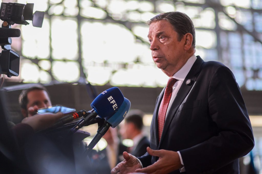 El ministro español de Agricultura, Luis Planas, en Bruselas. EFE/EPA/Archivo/Olivier Hoslet