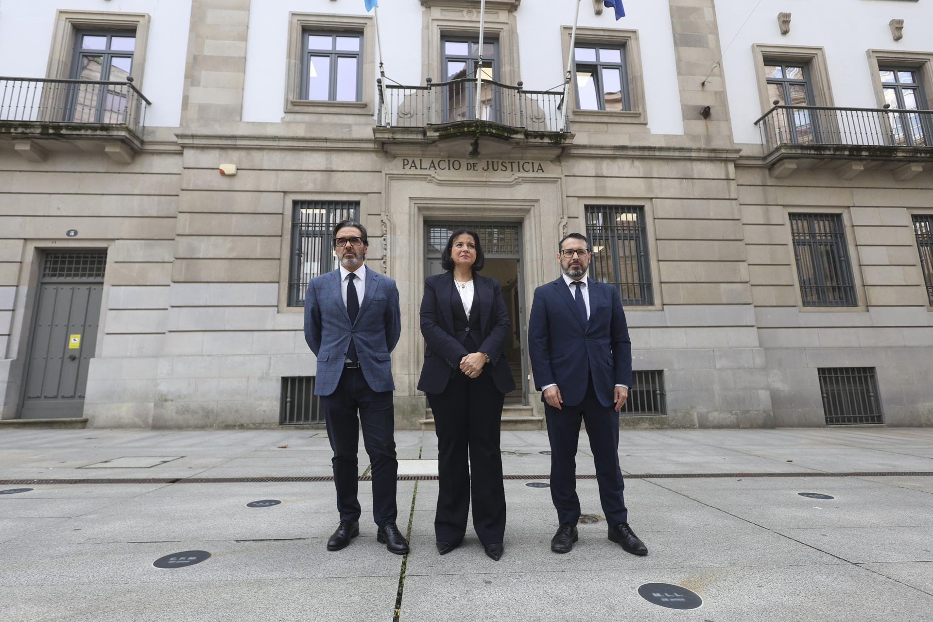 La portavoz de las familias de las víctimas del naufragio del Villa de Pitanxo, María José de Pazo (C), y sus abogados. EFE/Salvador Sas