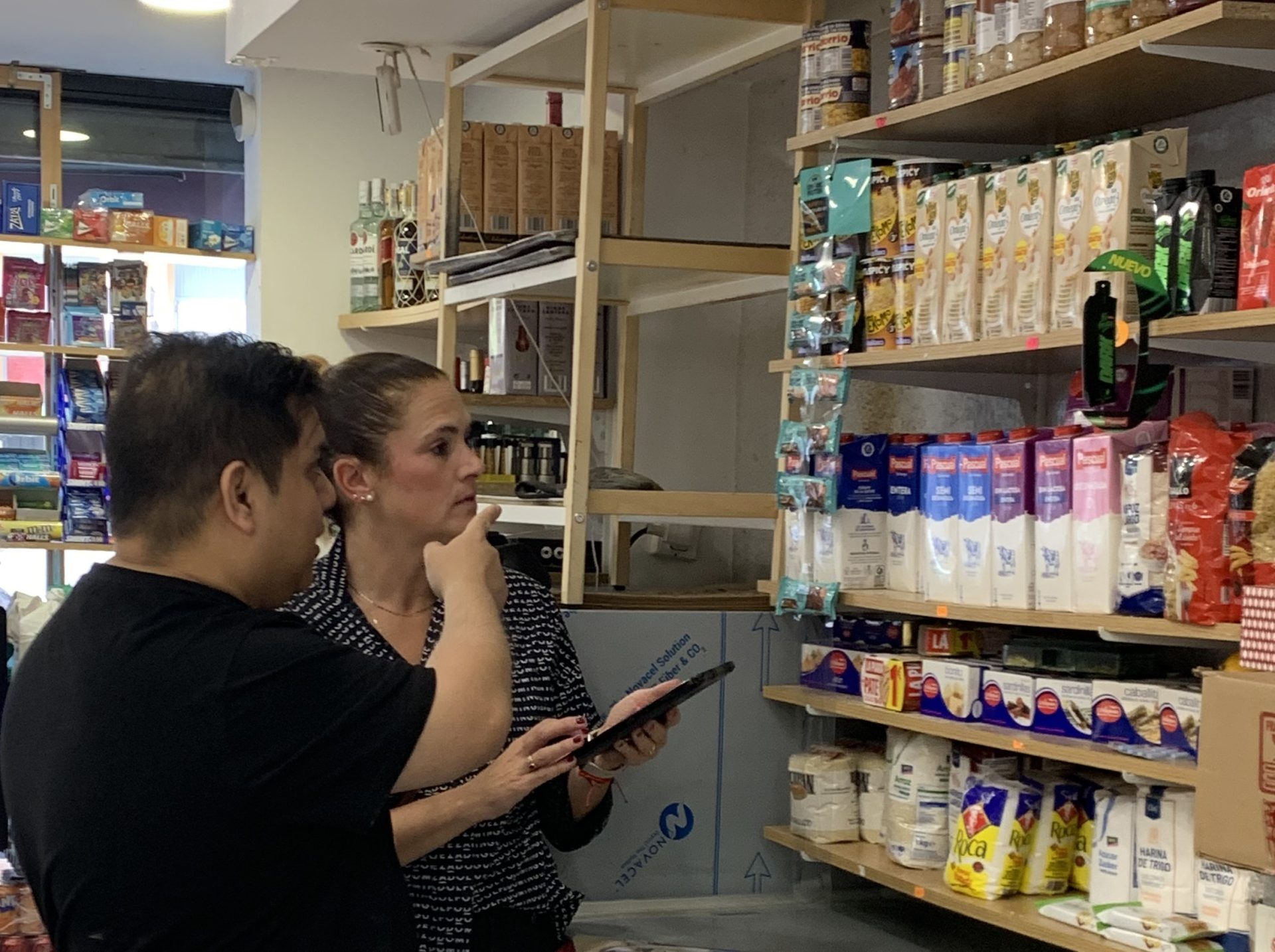 Visita de una comercial de Pascual a un cliente de comercio local en Bilbao. EFE/Pascual