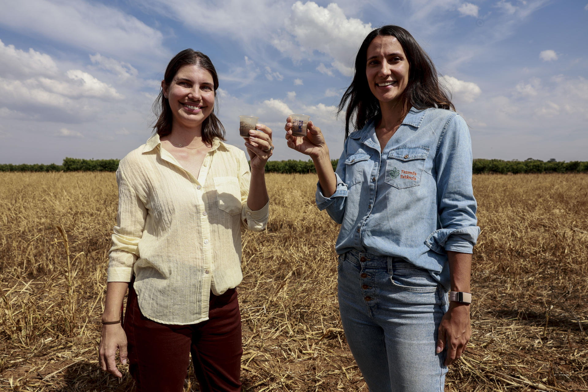 Las agricultoras brasileñas Aline y Nathalia Vick. EFE/Sebastiao Moreira
