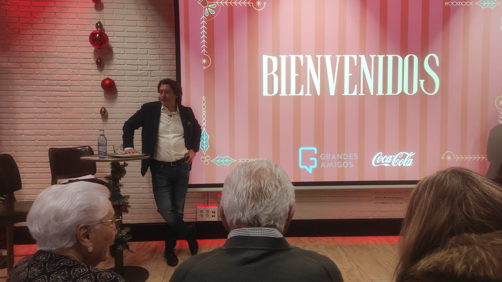 Coca-Cola y Grandes Amigos se unen para acompañar a 1.000 mayores que sufren soledad