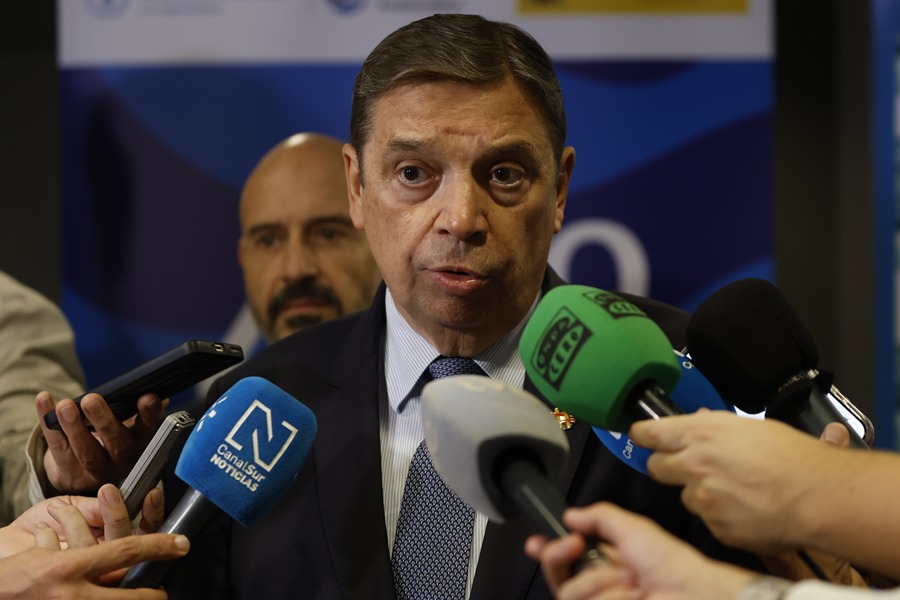 El ministro de Agricultura, Pesca y Alimentación, Luis Planas, atiende a los medios en Málaga. EFE/Jorge Zapata