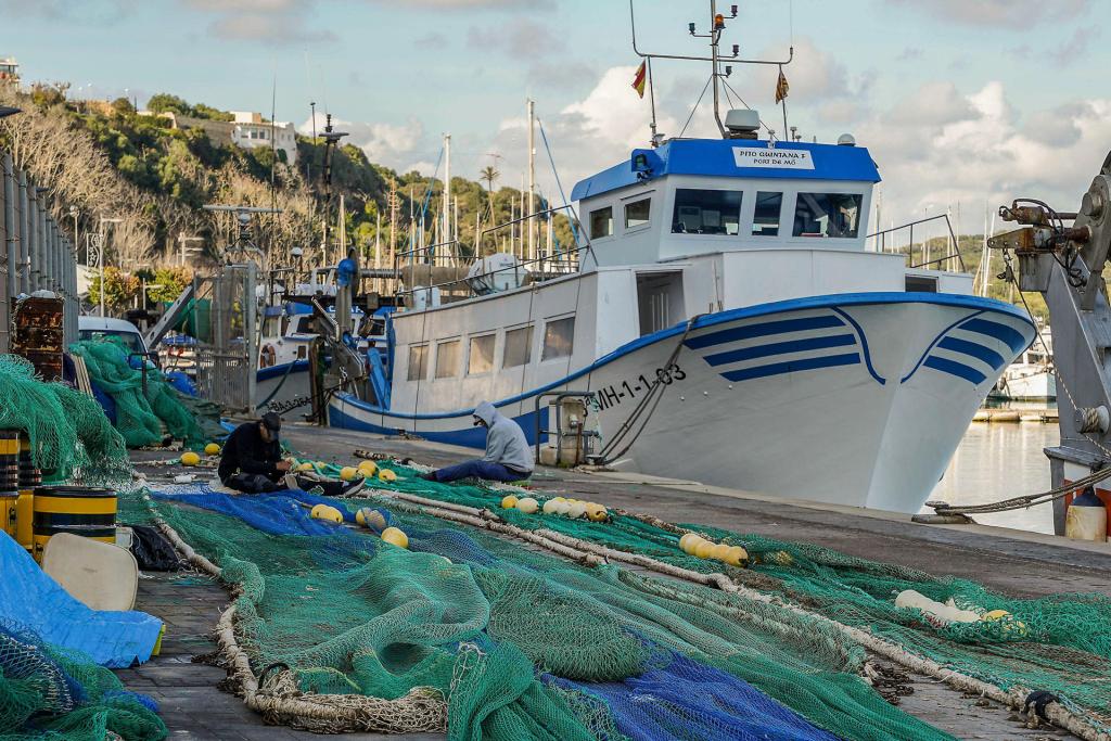 Flota de barcas de arrastre de Menorca. EFE/ David Arquimbau Sintes